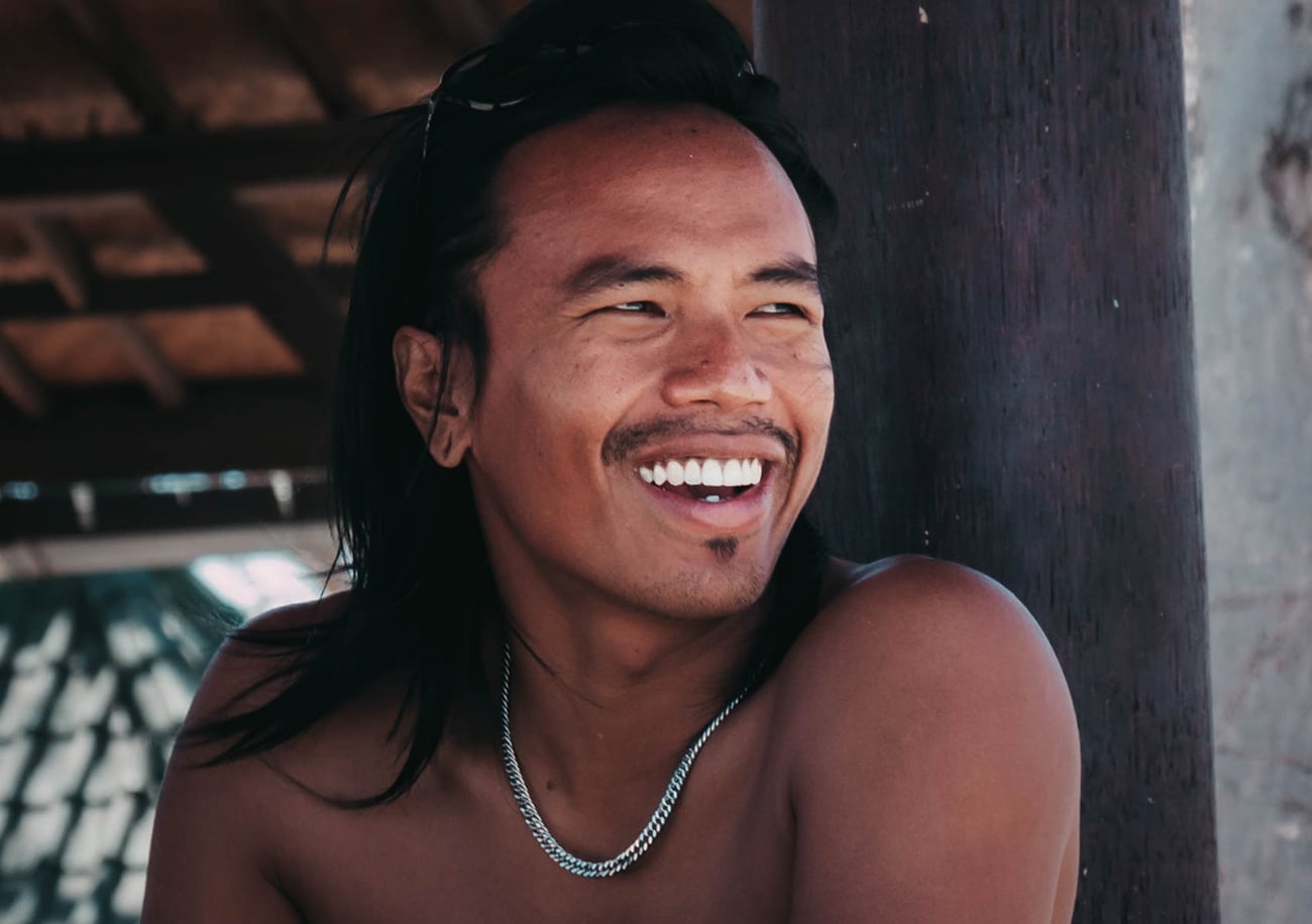 Photographie de portrait. jeune garcon balinais souriant young balinese man smiling