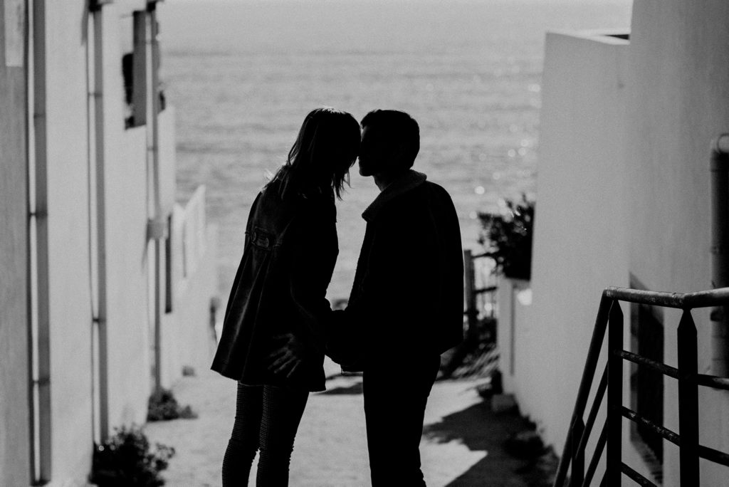couple qui s'embrasse en noir et blanc